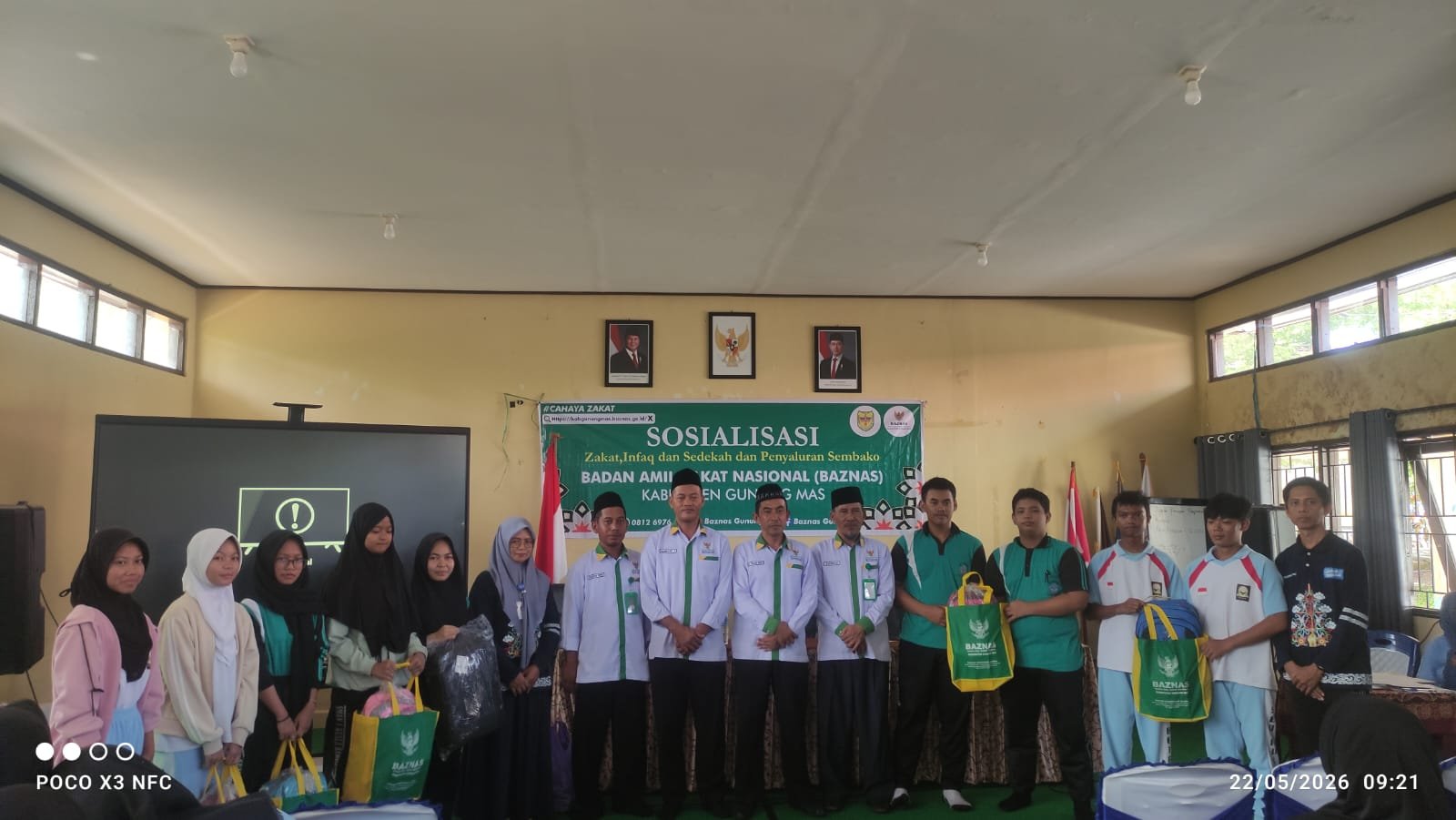 Baznas Kabupaten Gunung Mas Gelar Sosialisasi ZIS dan Penyaluran Sembako di SMAN 1 Kuala Kurun